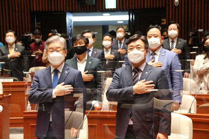 윤호중 더불어민주당 원내대표가 이재명 더불어민주당 대선후보와 함께 10월 15일 서울 여의도 국회에서 의원들과 함께 기념촬영하고 있다. 