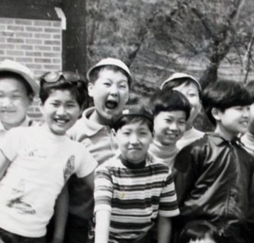 윤석열 후보의 초등학교 시절, 친구들과 함께 촬영한 모습. <사진=윤석열 후보 측>