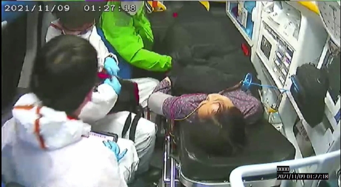 이재명 더불어민주당 후보 아내 김혜경 씨의 낙상사고 당일 병원으로 이송되는 모습. 이 후보는 김씨의 손을 꼭 잡고 있다. 사진=이해식 의원 페이스북