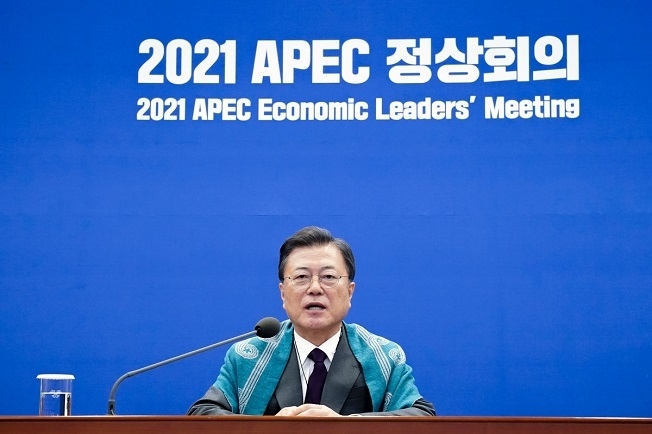 문재인 대통령이 12일 오후 청와대에서 화상으로 진행된 제28차 아시아태평양경제협력체(APEC) 정상회의에 참석, 발언하고 있다.[사진=청와대]