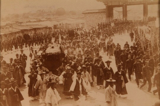 미국의 동양학자 윌리엄 그리피스가 수집한 명성황후 장례 행렬 사진 