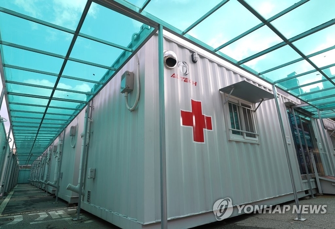 서울 은평구 서울시립서북병원 주차장에 설치된 '이동형 음압 병실' (사진=연합뉴스)