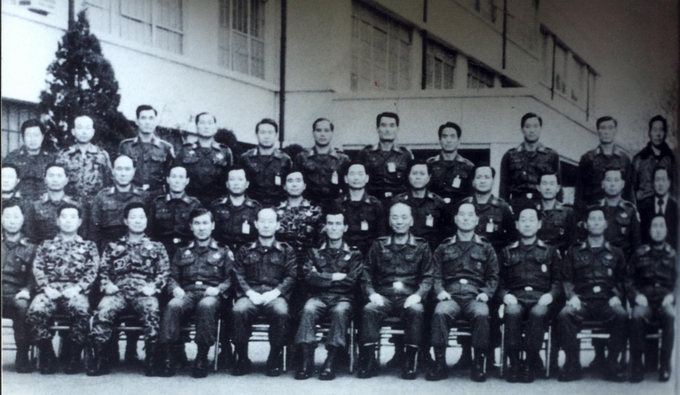 사진은 1979년 12.12 쿠데타 이후 서울 보안사령부에서 기념촬영하는 신군부 세력. 앞줄 왼쪽에서 네 번째가 노태우 전 대통령, 앞줄 왼쪽에서 다섯 번째가 전두환 전 대통령. <사진=연합뉴스>