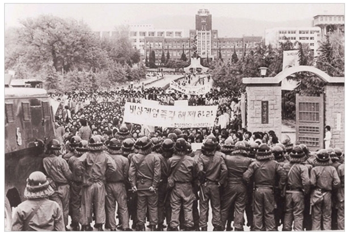 1980년 ‘5월의 봄’은 유신체제를 계속 이어가려는 신군부 세력과 민주 회복을 바라는 국민의 격돌이었다. “비상계엄 해제하라”는 펼침막을 들고 시위 중인 대학생들. 