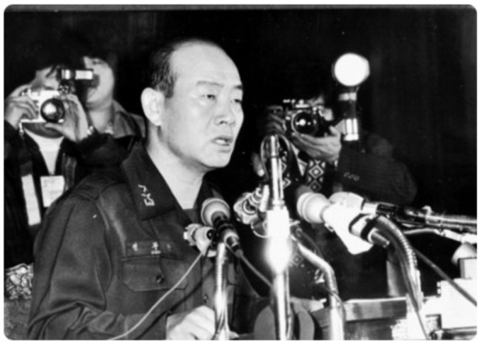  1979년 11월 6일 전두환 당시 계엄사 합동 수사 본부장이 박정희 전 대통령 사망사건 관련 발표를 하고 있는 모습.