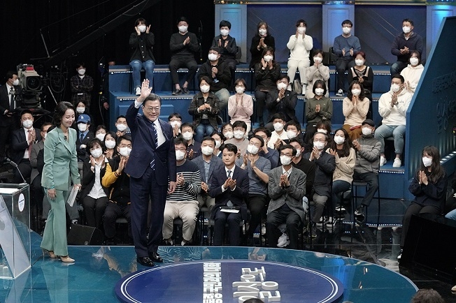 문재인 대통령은 지난 21일 KBS에서 생방송으로 진행된 '국민과의 대화' 방송현장에 입장해 손을 흔들고 있다.[사진=청와대]