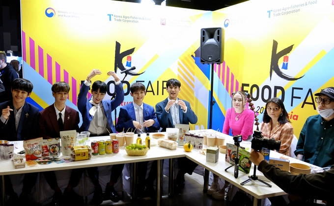 (왼쪽부터) 한국 보이그룹 BXK, 러시아 가수 FRENDSON, Dora, HARU 러시아 K-Food Fair 소비자체험 팬미팅 행사 모습 (사진=aT)