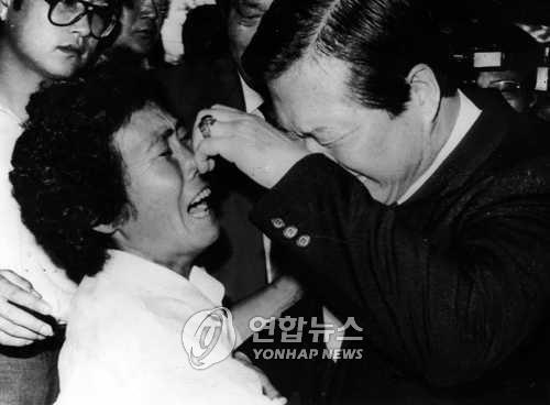 이철규군 변사사건/ 1989년 6월 3일 이철규군 빈소를 찾은 평민당 김대중 총재와 어머니 황정자씨가 흐느끼고 있다. (사진=연합뉴스)