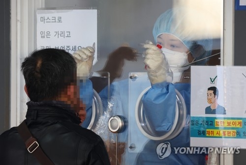 서울역광장에 마련된 코로나19 임시선별검사소에서 시민이 코로나19 검체 검사를 받고 있다.[사진=연합뉴스]