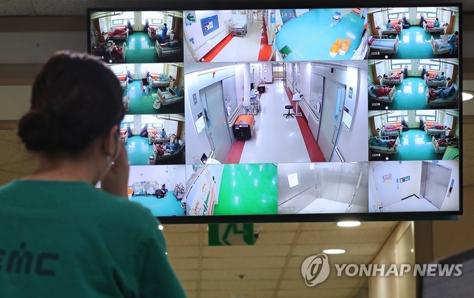  대전시 서구 둔산동 대전을지대학교병원 감염병 전담 병동의 CCTV 모습 (사진=연합뉴스)