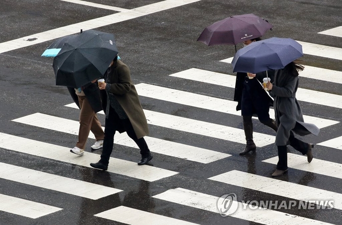 우산을 쓴 시민들 (사진=연합뉴스)