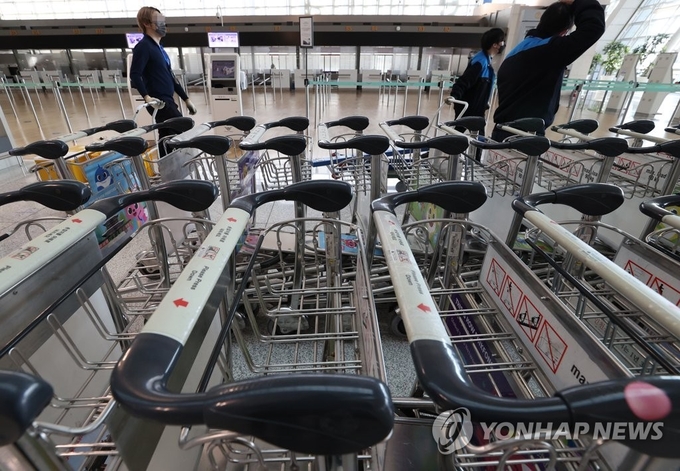 인천공항에 세워진 빈 카트들 (사진=연합뉴스)