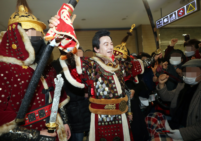 국가혁명당 허경영 명예대표가 18일 오후 서울시 강서구 김포도시철도 김포공항역에서 장군 옷을 입고 지지자들과 기념촬영을 하고 있다. (허경영 후보 블로그)