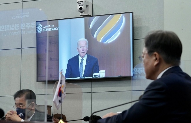 문재인 대통령은 9일 밤 청와대에서 조 바이든 미국 대통령의  ‘민주주의 정상회의(Summit for Democracy, 화상) 개회사를 듣고 있다.[사진=청와대] 
