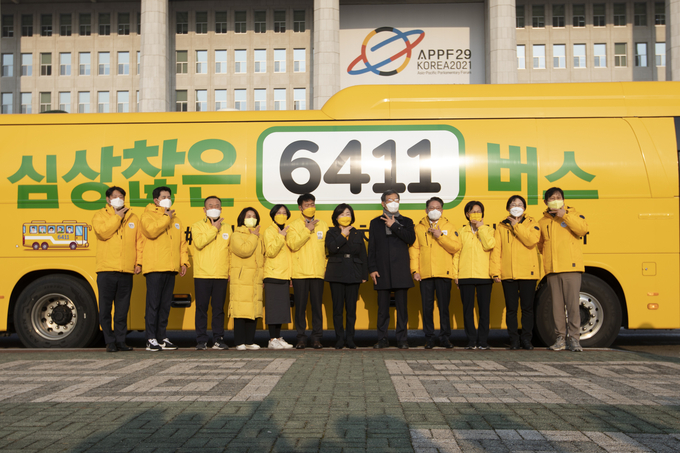 심상정 정의당 대선후보와 소속 의원들이 지난 7일 '심상찮은 6411 버스'' 출범식을 갖고 있다. <사진=정의당 제공>