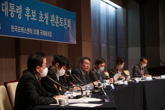 윤석열 국민의힘 후보는 14일 오전 서울시 중구 프레스센터에서 열린 관훈클럽 초청토론회를 가졌다. (왼쪽부터) 이종수 YTN 선임기자, 구혜영 경향신문 정치 에디터, 이주현 한겨레신문 이슈부문장, 윤 후보, 이기홍 동아일보 대기자, 홍지영 SBS 선임기자, 장세정 중앙일보 논설위원. <사진=국민의힘 선대위>