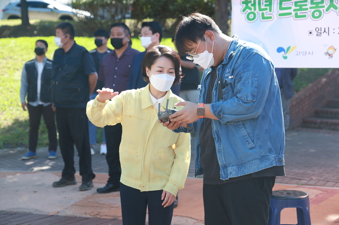 홍정민 의원이 '고양시 청년 드론봉사' 행사에 참석해 청년들과 소통하고 있다. (사진=홍정민 의원실 제공)