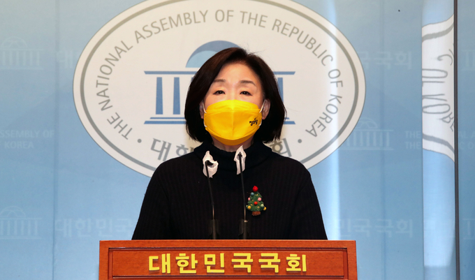 정의당 심상정 대선 후보가 24일 오후 국회 소통관에서 박근혜 전 대통령 특별사면 관련 입장을 밝히는 기자회견을 하고 있다. <연합뉴스>