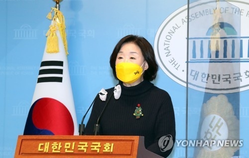 정의당 심상정 대선 후보가 24일 오후 국회 소통관에서 박근혜 전 대통령 특별사면 관련 입장을 밝히는 기자회견을 하고 있다.[사진=연합뉴스]