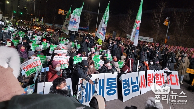 박근혜 전 대통령 지지자들이 연단 앞에 운집한 모습. 사진=이우호 기자 