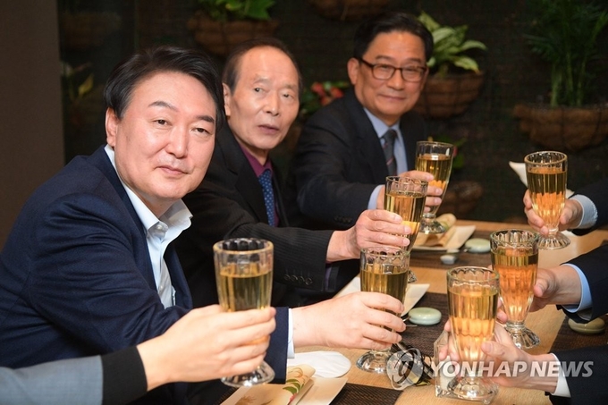 윤석열 후보, 장기표 위원장(가운데), 박찬주 전 육군대장이 지난해 11월 대선 경선 당시 물잔으로 건배하고 있다. (사진/연합)