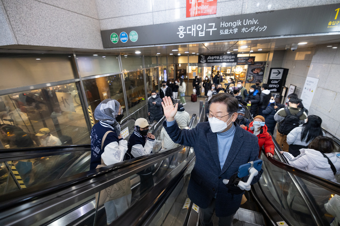 더불어민주당 이재명 대선 후보가 9일 오후 지하철을 타고 홍대입구역에 도착해 역을 나서며 시민들에게 인사하고 있다. 사진=연합뉴스