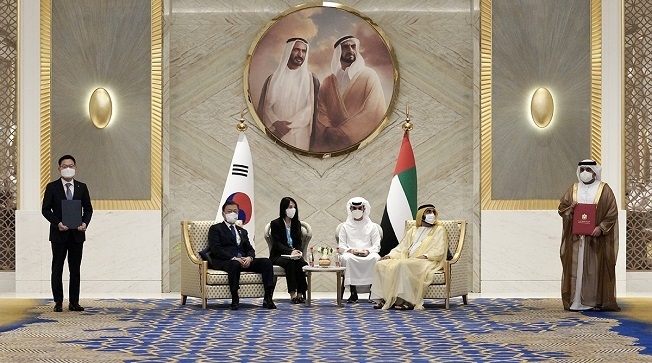 문재인 대통령과 셰이크 무함마드 빈 라시드 알막툼 UAE 총리 겸 두바이 군주가 16일(현지시간) 두바이 엑스포 리더십관에서 회담을 가졌다.[사진=청와대]