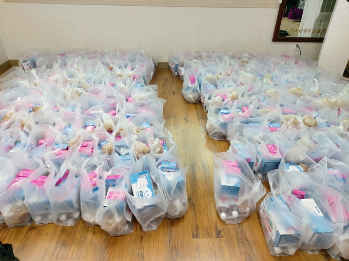 1000여개의 식료, 생필품이 자원봉사자들의 손에의해 만들어져 나눔을 위해 대기하고 있다. 
