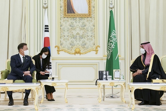 문재인 대통령이 18일(현지시각) 사우디아라비아 리야드 야마마궁에서 무함마드 빈 살만 왕세자와 공식회담을 하고 있다.[사진=청와대]