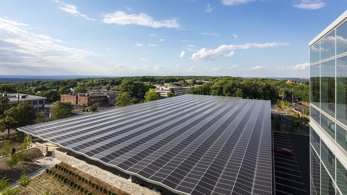 LG전자는 2050년까지 국내외 모든 사업장에서 사용하는 에너지를 신재생 에너지로 대체하는 계획을 발표했다. 사진은 2020년 완공한 LG전자 북미법인 신사옥 지붕에 설치된 태양광 패널 (사진=연합뉴스)