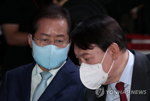 홍준표(왼쪽) 국민의힘 의원과 윤석열 대선후보. <사진=연합뉴스> 