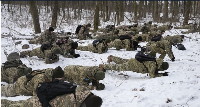 러시아 침공에 대비하는 우크라이나 정부군. <사진=AP=연합뉴스>