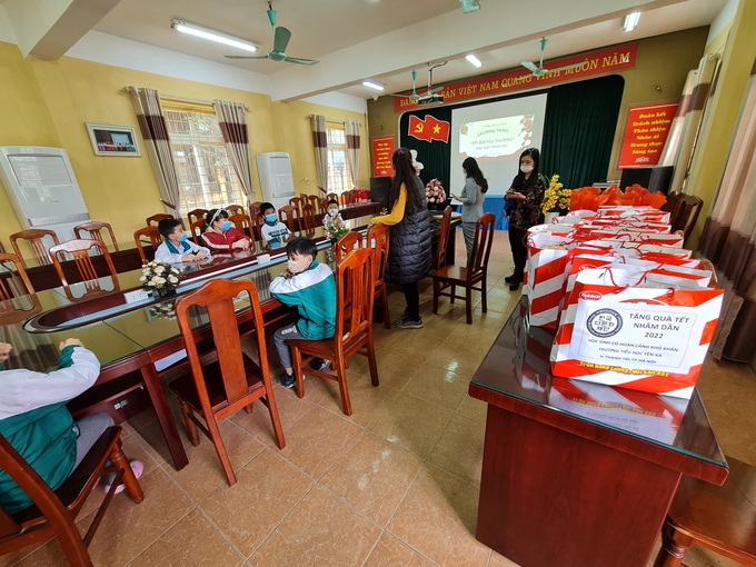하노이 떤지애우국립초등학교는 베트남 명절 설날을 맞아 학교 강당에서 학교내 장애어린이와 저소득층 어린이들에게 한국다문화재단이 보내온 성금으로 후원금품을 전달하고 위로했다.