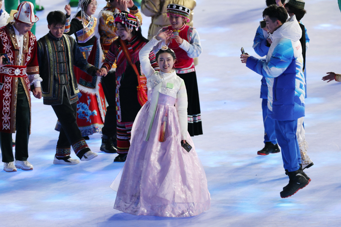  4일 오후 중국 베이징 국립경기장에서 열린 2022 베이징 동계올림픽 개회식에서 한복을 입은 한 공연자가 손을 흔들고 있다. 사진=연합뉴스