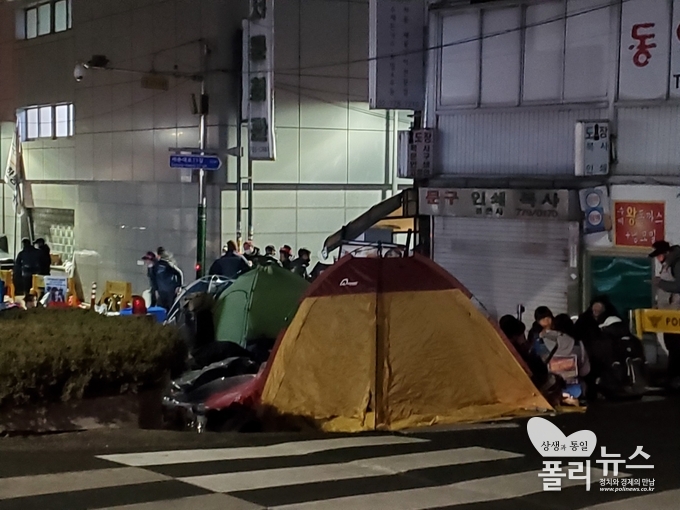 11일 서울 중구 CJ대한통운 본사 앞 택배 노조원들이 텐트를 치고 농성을 벌이고 있다. <사진=김상준 기자>  