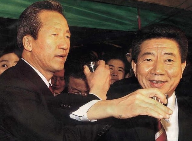 2002년 11월 20일 노무현 새천년민주당 대통령후보(오른쪽)와 정몽준(왼쪽) 후보가 심야회동에서 후보 단일화에 합의한 뒤 여의도 한 포장마차에서 소주잔으로 러브샷을 하고 있다. 