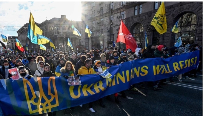 우크라이나는 러시아에 대항하겠다는 현수막 들고 행진하는 우크라 국민들. <사진=연합뉴스>
