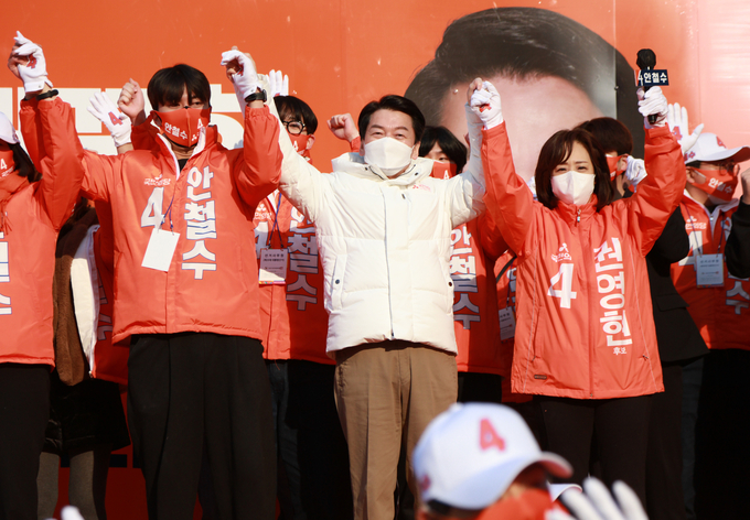 안철수 국민의당 대선후보가 15일 오전 대구 중구 반월당역 인근에서 첫 유세를 하고 있다. <사진=연합뉴스>