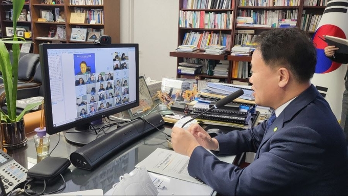 이재수 춘천시장은 지난 2월 16일 집무실에서 읍면동장 영상회의를 진행했다. <사진=채널춘천 홈페이지>
