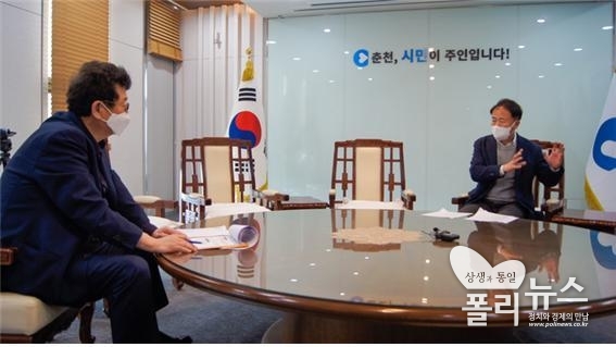 이재수 춘천시장은 지난 9일 시장실에서 <폴리뉴스> 김능구 대표와 ‘베스트 단체장’ 인터뷰를 진행했다. <사진=최양구 PD>