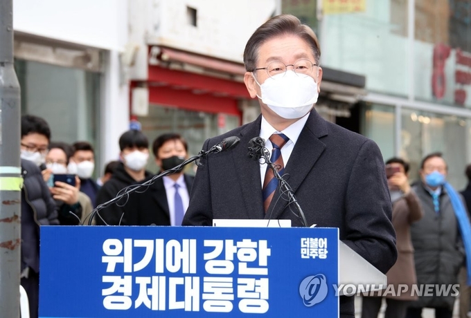 더불어민주당 이재명 대선후보가 14일 서울 중구 명동1가 명동예술극장 사거리에서 '위기극복·국민통합 선언 기자회견'을 하고 있다.