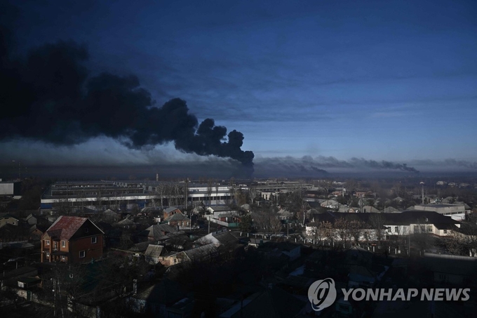 2022년 2월 24일 하르키우 인근 추기예프 군공항에서 검은 연기가 피어오르고 있다. <사진=연합뉴스(AFP)>