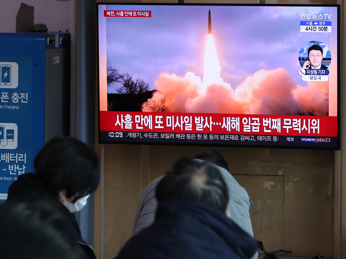  북한은 지난달 30일 중거리탄도미사일 발사에 이어 이달 27일에도 미상 발사체를 발사했다. <사진=연합뉴스>