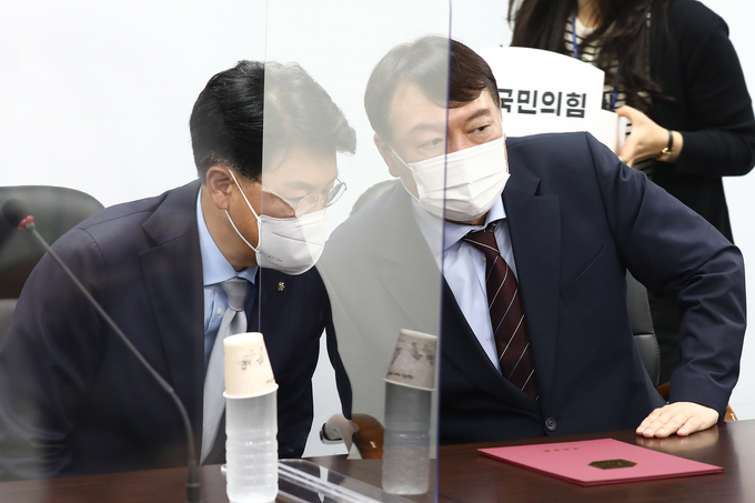 예비후보 당시  장제원 국민의힘 의원(왼쪽)과 대화하는 윤석열 대선후보. <사진=연합뉴스>