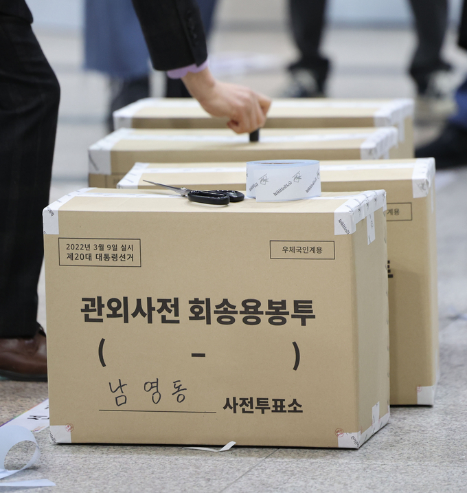 20대 대통령 선거 사전투표 첫날인 4일 투표시간이 끝나자 서울역에 차려진 사전투표소에서 관계자가 관외투표함을 오픈해 각 지역으로 보낼 준비를 하고 있다. 2022.3.4 (연합뉴스)