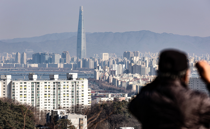 대선 이후 달라질 부동산시장에 대해 무주택자들의 관심이 쏠리고 있다. 사진은 서울 시내 아파트 전경. <사진=연합뉴스>