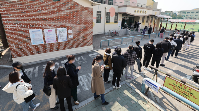 서울의 한 투표소 모습. 유권자들이 제20대 대통령선거 투표를 하려고 줄을 서있다. <사진=연합뉴스>