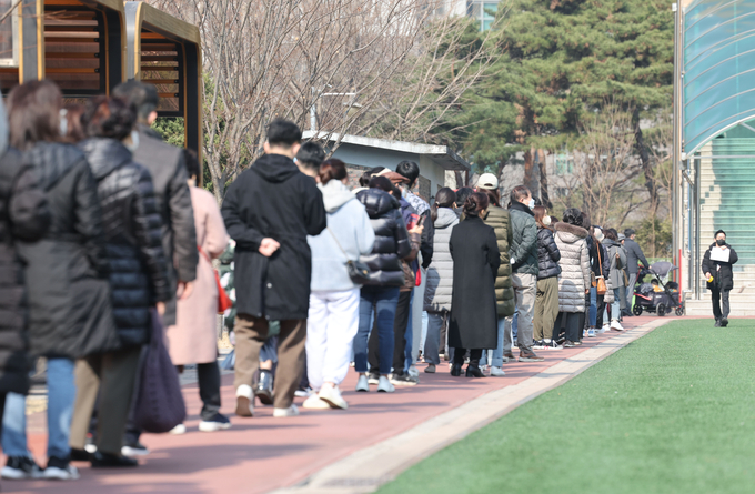 제20대 대통령선거 당일인 9일 유권자들이 투표를 하기 위해 줄을 서 있다. <사진=연합뉴스>