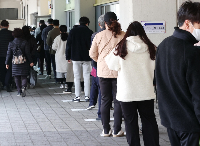 서울의 한 투표소에 유권자들이 투표를 하기위해 줄을 서있다. <사진=연합뉴스>