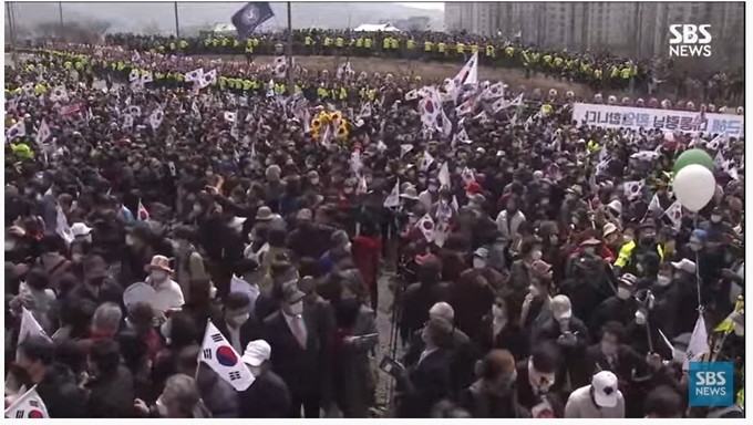 박 전 대통령 대구시 달성군 사저 앞에는 5천여명의 지지자들이 모여 그의 귀가를 환호하며 여전히 열렬한 지지를 보냈다. ( ⓒ사진/sbs-tv 캡쳐)